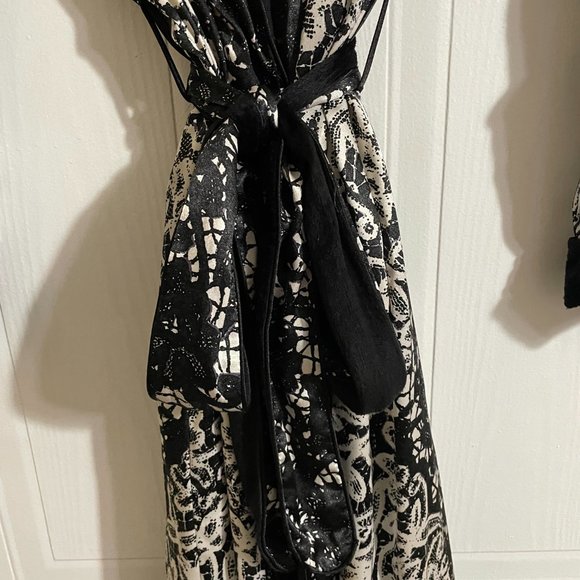 Oscar De La Renta Black and White Abstract Pattern Robe - Picture 3 of 10